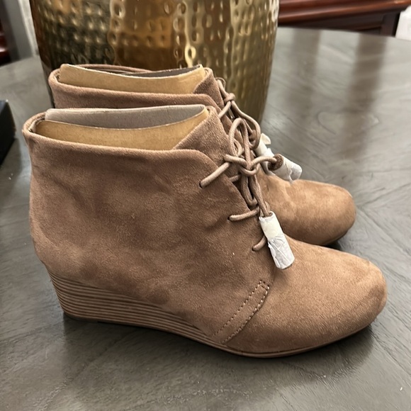 WOMEN'S DR. SCHOLLS DAKOTA WEDGE BOOTIES (WIDE) - Picture 7 of 13